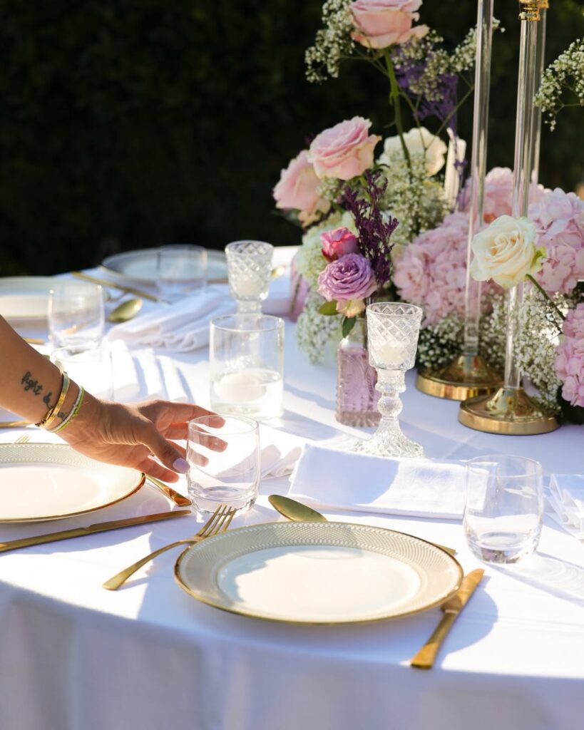 Faites briller vos événements avec notre vaisselle de luxe. Parce que chaque détail compte. +33 7 80 96 25 26 contact@rental-concept.com___ @lestudio.production#rentalconcept #wedd