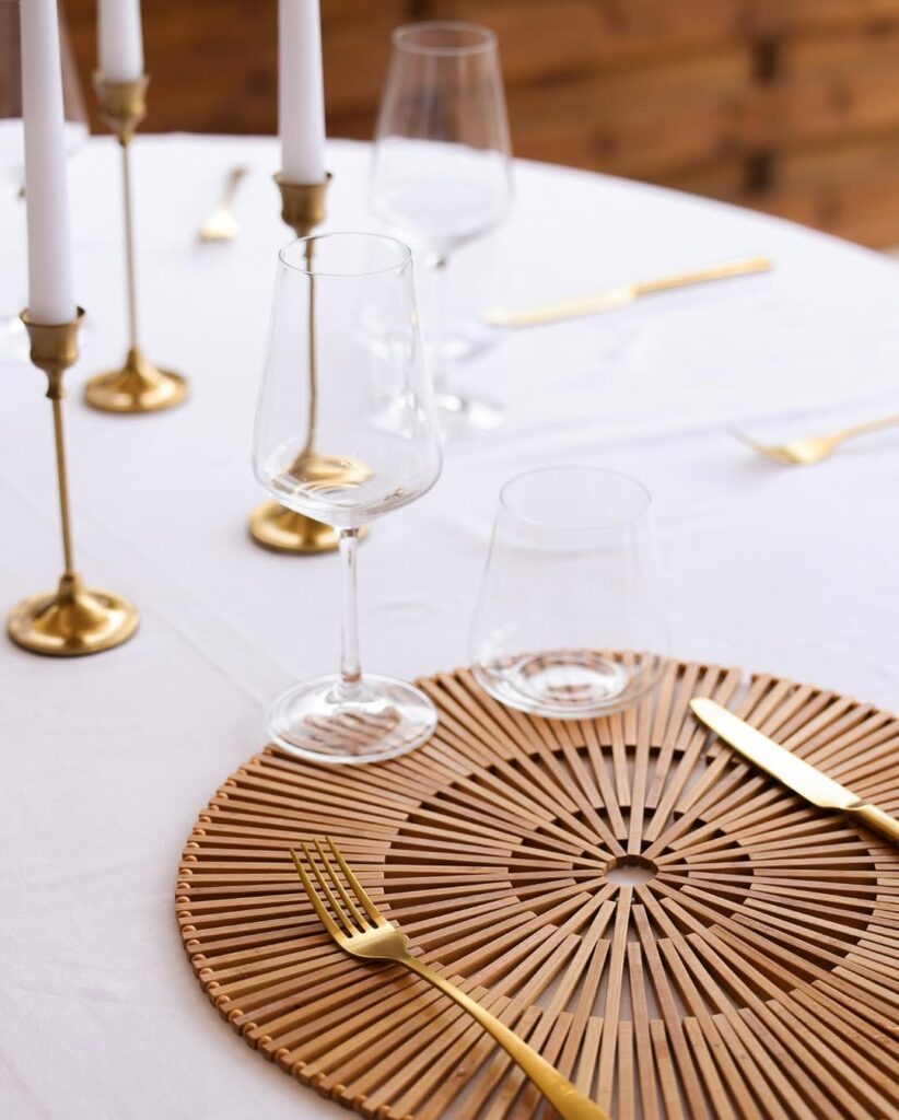 Sublimez vos tables avec notre vaisselle ! Des dîners raffinés aux mariages somptueux, nous avons tout ce qu’il vous faut - assiettes exquises, verres étincelants, et bien plus encore