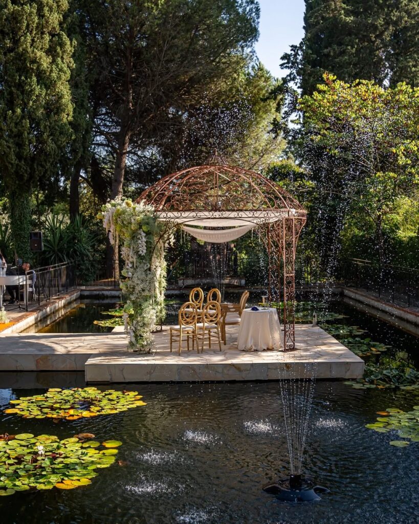 Un mariage haut en couleurs et en élégance Chaque assiette apporte une touche de vie et de raffinement à cette table de rêve, avec notre collection Dolce Vita. +33 7 80 96 25 26 (2)