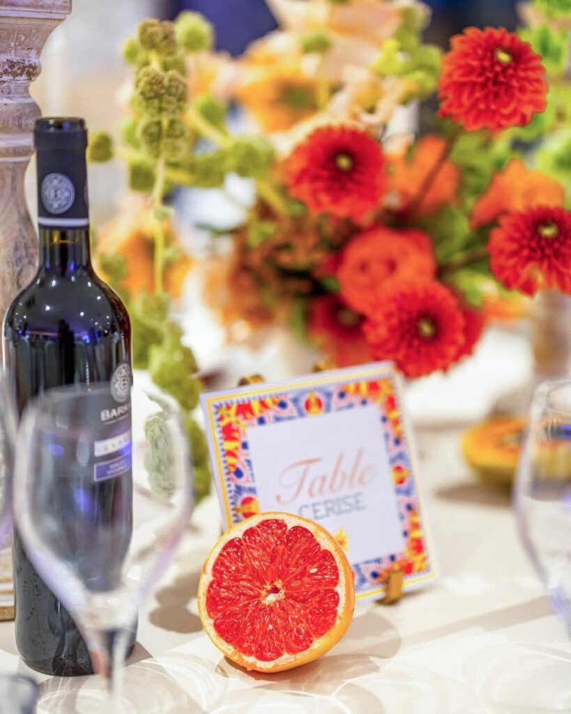 Un mariage haut en couleurs et en élégance Chaque assiette apporte une touche de vie et de raffinement à cette table de rêve, avec notre collection Dolce Vita. +33 7 80 96 25 26