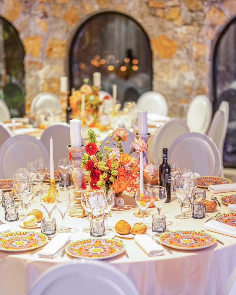 Un mariage haut en couleurs et en élégance Chaque assiette apporte une touche de vie et de raffinement à cette table de rêve, avec notre collection Dolce Vita. +33 7 80 96 25 26 co