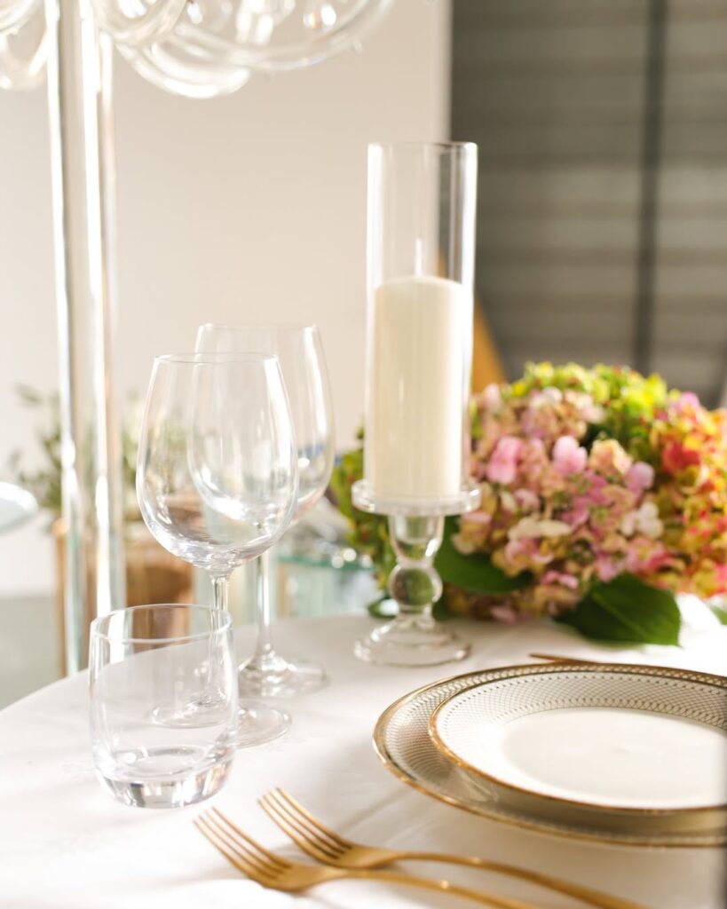 Un soupçon d’or Nos assiettes à bordure dorée marient tradition et élégance, offrant à chaque plat une présentation raffinée et mémorable. +33 7 80 96 25 26 contact@rental-concept.